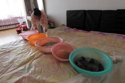 德昌楼上漏水，住户失联，小区没物管，业主维权难！律师来支招……